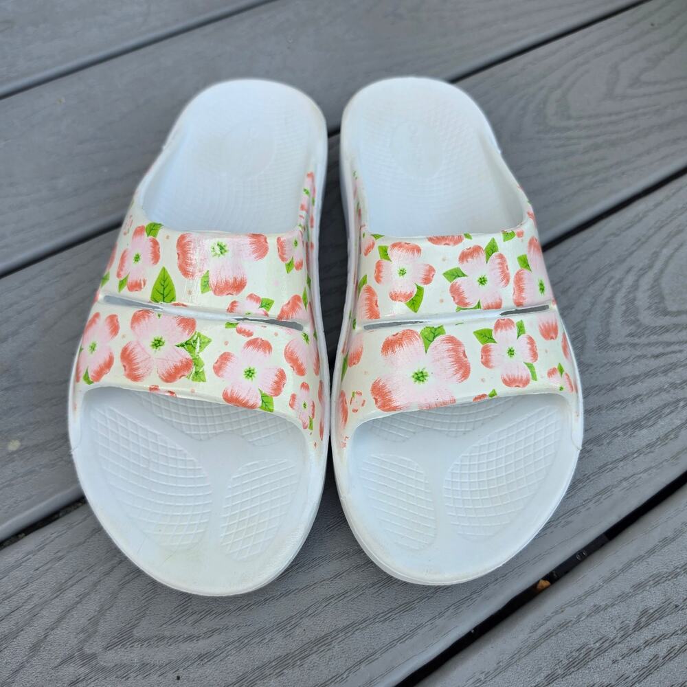 Oofos Women's recovery sandals cherry blossom pattern, Size 11